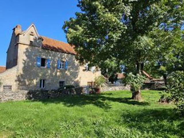 Bel ensemble en pierre dans un hameau