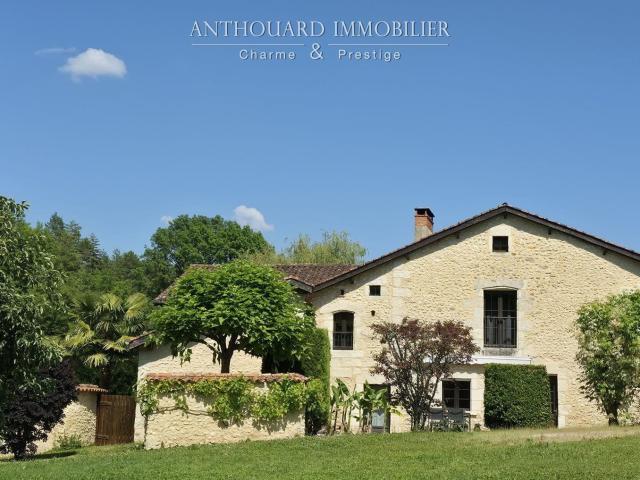 Bel ensemble en pierre et son gîte 311m² Saint Astier