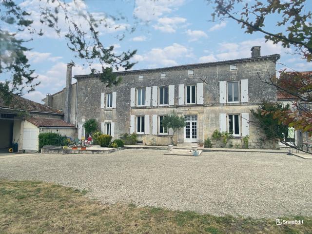Bel ensemble immobilier avec piscine et jardin