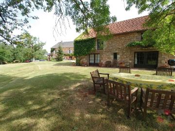 Bel ensemble immobilier en pierre sur un terrain de 13 hecta. 330m² Dégagnac