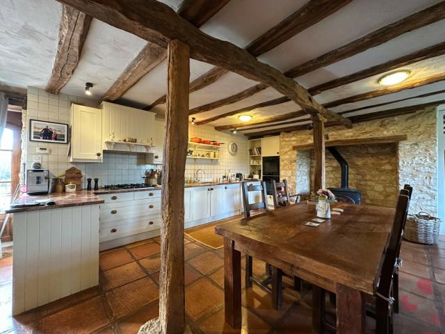 Bel ensemble immobilier en pierre sur un terrain de 13 hecta. 330m² Dégagnac