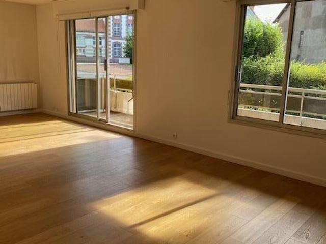 Bel et grand appartement dans résidence récente