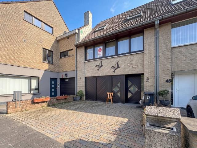 Bel Étage House For Rent in Ostend