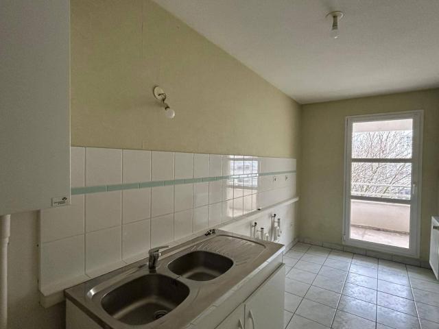 BEL F2 DE 54 M2 AVEC UN BALCON DANS UN QUARTIER DYNAMIQUE