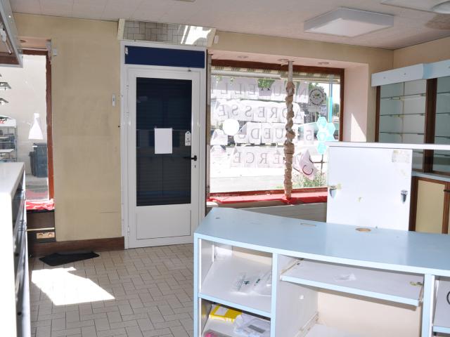 Bel immeuble à usage de local commercial et appartement en duplex