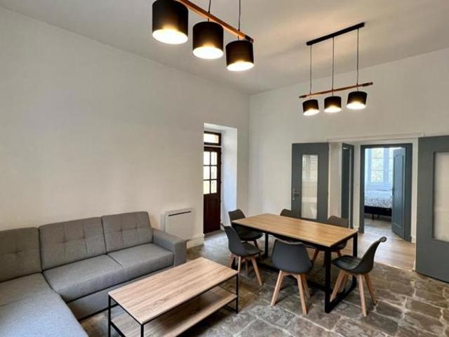 Bel immeuble ancien: Appartement rénové en plein cœur de SAINT