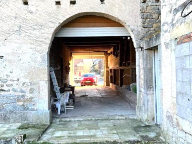 BEL IMMEUBLE DE CARACTERE SUR 20 ARES TERRAIN