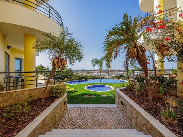 Bela Moradia em Banda com Jardim Privado e Vista para o Mar. 120m² Albufeira e Olhos de Água