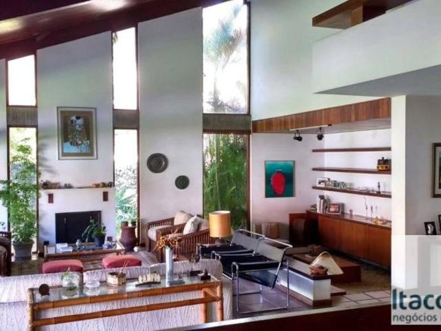Bela casa com terreno amplo no Alpha 01