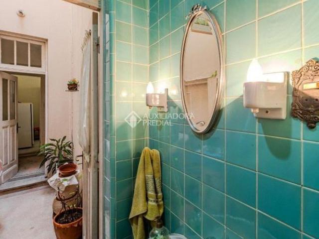 BELA CASA GEMINADA 298 m² NECESSITA DE REFORMAS ! Em localização estratégica, PRÓXIMA AO HOSPITAL