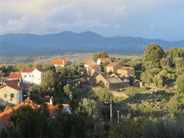 Bela propriedade com terreno de 1.085,5m2 e casas com 110m2. Composta por quatro edifícios urbanos, três para habitação e um para armazenamento e armazenamento, além de um edifício rústico. A casa principal foi recentemente reformada, então está habitável e em muito bom estado, as outras precisam de intervenção