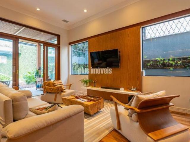 Bela Residência 4 Quartos 4 Suítes 4 Vagas no Morumbi!