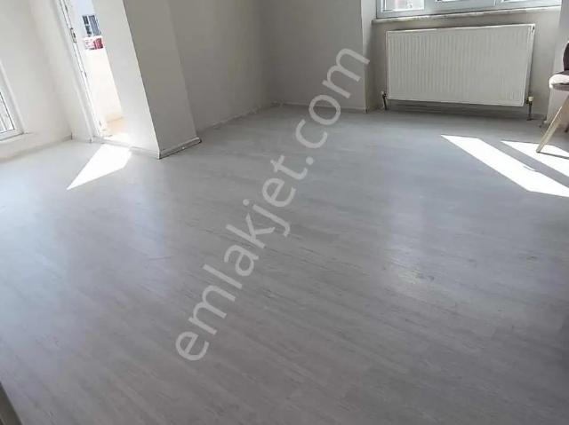 Belediye Kaymakamlığın Karşısında Kiralık Ara Kat Büyük Daire.
