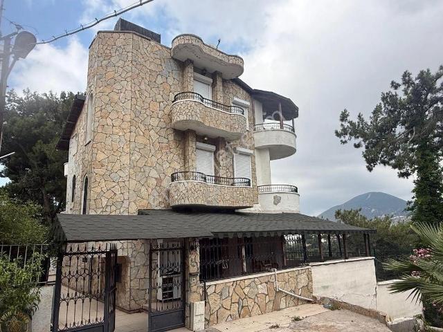 Belen Sarımazi Mahallesi Satılık 6+1 Doğalgazlı Havuzlu Eşyalı Tripleks Villa