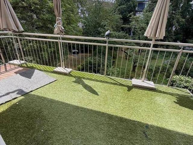 Beletage mit Terrasse und Parkblick