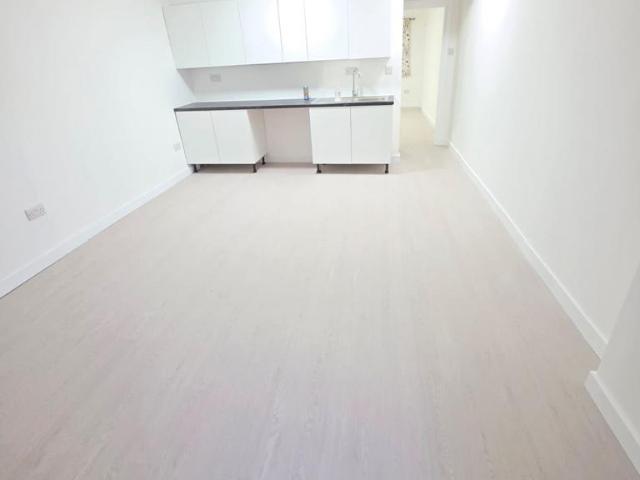 Belfast Avenue, Slough SL1 1 bed semi detached house to rent £1,350 pcm £312 pw
