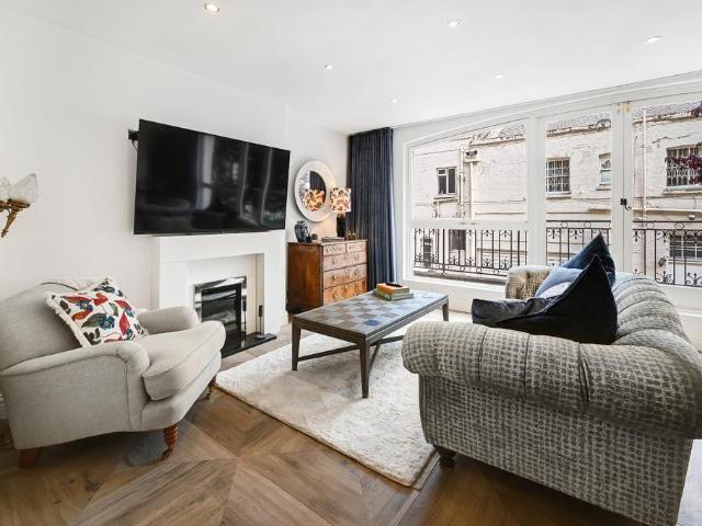 Belgrave Mews North, Belgravia. 2 bed mews to rent £9,500 pcm £2,192 pw