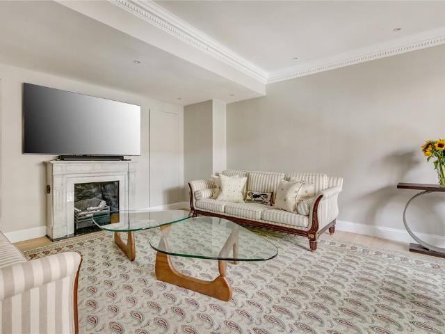 Belgrave Place, London, SW1X 3 bed flat to rent £11,999 pcm £2,769 pw