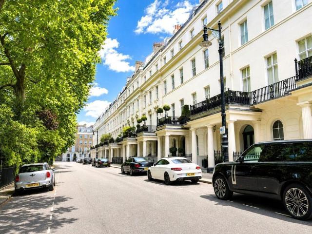 Belgravia, London SW1W 3 bed apartment to rent £36,833 pcm £8,500 pw