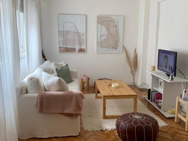 Belgrano, 2 Ambientes, interno. Muy buena ubicacion Estacion J. Hernandez, linea D. Excelente. Apto Profesional Compartir esta PropiedadMas detallesVer video de la propied