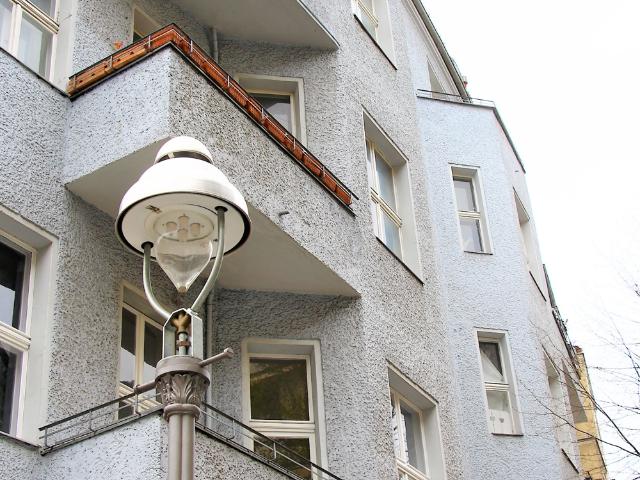 Beliebte Lage: Hell und gemütlich im 2. OG mit Aufzug Hohe Decken, Dielen usw Beste Anlageimmobilie