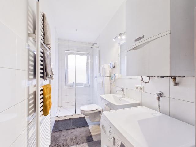 Beliebte Lage in S Bad Cannstatt. Renovierte 3 Zimmer Whg. mit Balkon, EBK, Tageslichtbad, 2 Keller