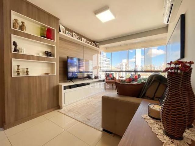 BELÍSSIMO APARTAMENTO Á POUCOS MINUTOS DO CENTRO! COMPOSTO POR: 02 DORMITÓRIO