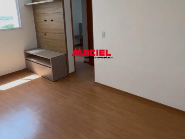 BELÍSSIMO APARTAMENTO REPLETO DE ARMÁRIOS
