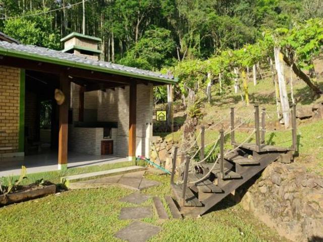Belíssimo sítio cercado com 7,5 hectares, localizado a 3 km do Bair