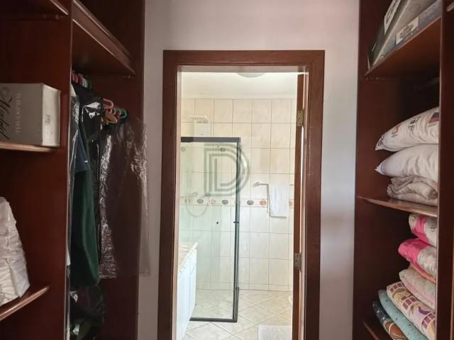 Belíssima casa com 4 dormitórios, sendo 2 suítes com closet e terraço