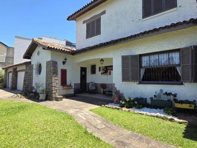 Belíssima casa de esquina, em estilo colonial com 277m2 de área privativa, terreno com 1014m2, 4 dor