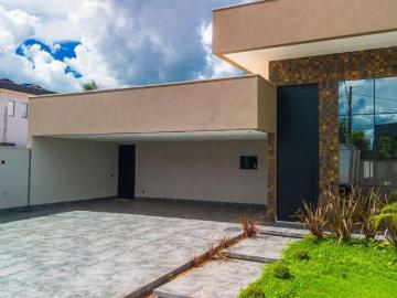 Belíssima Casa Disponível para Venda em Condomínio na Rua 5 em Vicente Pires