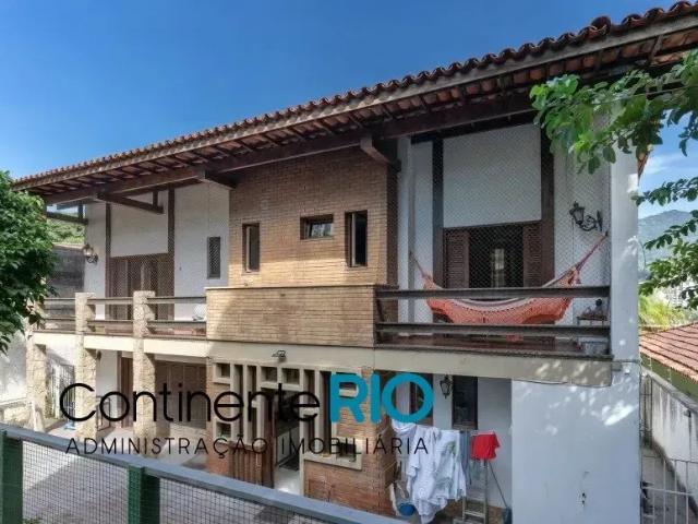 Belíssima casa em rua com guarita possui 400m² 870m² terreno 3 quartos e um escritório