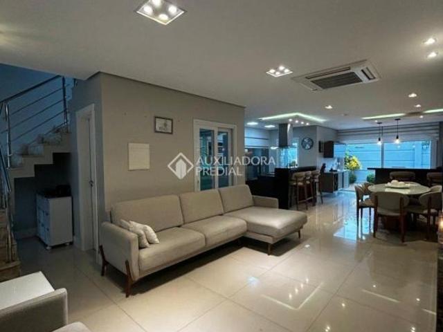 Casa com 3 quartos e 3 suítes na Reserva Ecoville