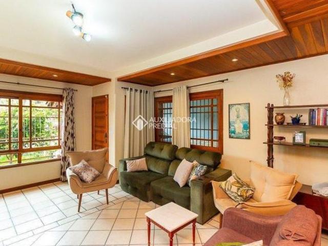 Belíssima casa sobrado de 235 m² em rua tranquila no bairro Cavalhada