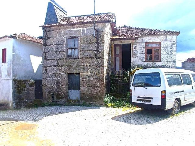 Belíssima moradia centenária de pedra com três quartos em Santa Marinha do Zêzere a 4 km do rio Douro e da estação da Ermida