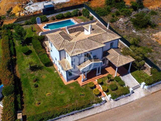 Belíssima moradia com 4 quartos, virada a sul e instalada num generoso lote de terreno de 1.052m2