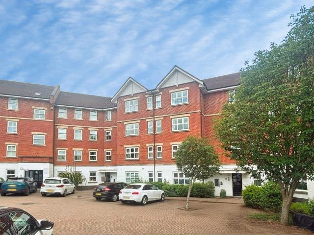 Bell Chase, Aldershot GU11, 2 bed flat to rent, £1,450 pcm | PrimeLocation