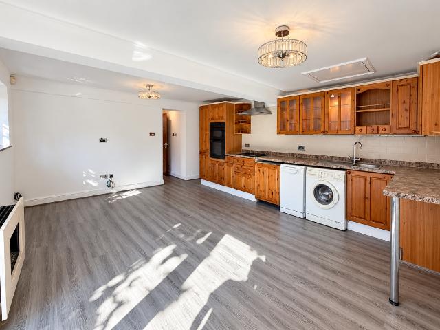 Bell Lane, Hoddesdon EN11, 2 bed flat to rent, £1,300 pcm | PrimeLocation