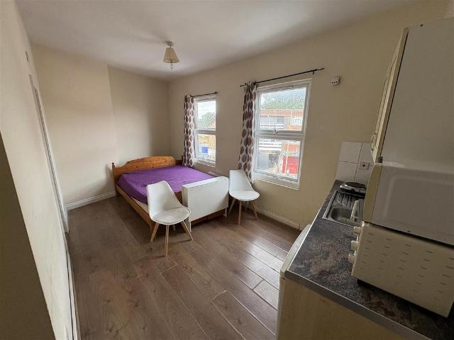 Bell Lane Studio to rent £900 pcm £208 pw