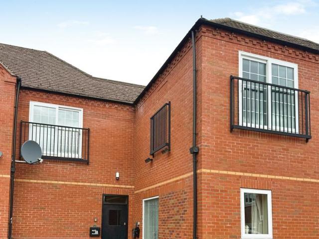 Bell Lane, Studley 2 bed apartment to rent £975 pcm £225 pw