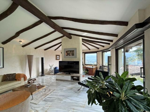 BELLA VILLA 5.5 LOCALI VISTA LAGO CON PISCINA INTERNA A PURA