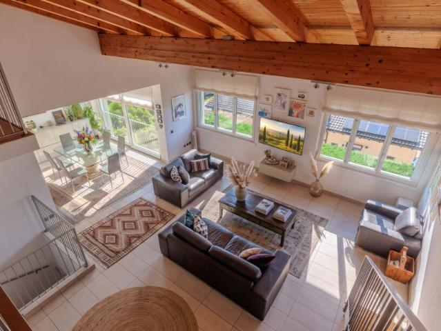 BELLA CASA MODERNA PANORAMICA DI 5.5 LOCALI A CAPOLAGO