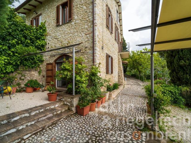 Bella casa in pietra ristrutturata con uliveto e vista spett. 212m² Spoleto