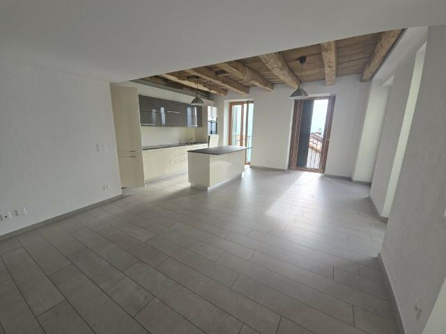 BELLA CASA RISTRUTTURATA 4.5 LOCALI VISTA LAGO A CADEMARIO