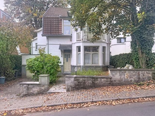 Belle villa 4 chambres et jardin + 550m² / Proche du Lycée Français