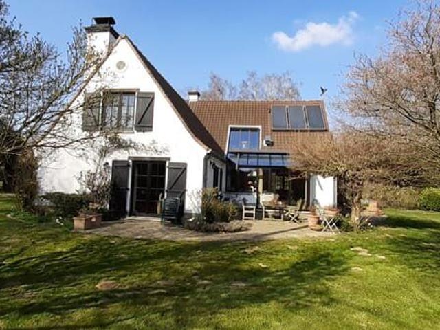 Belle villa avec climatisation et jardin à Mélin