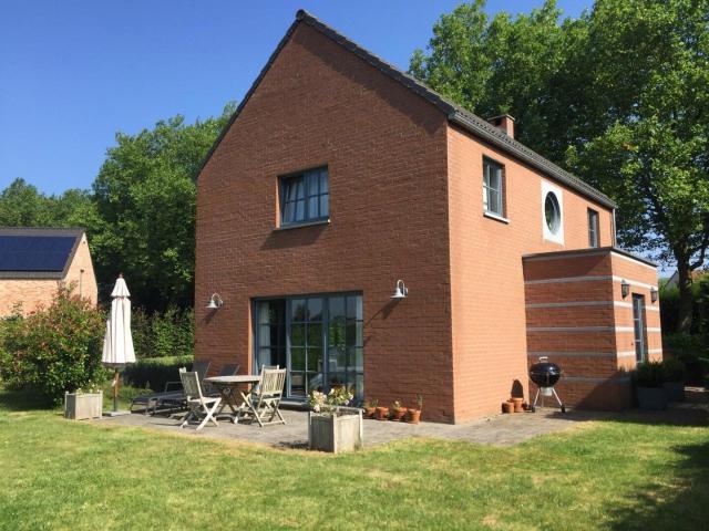 Belle villa avec garage, terrasse et jardin sur 7 ares 72