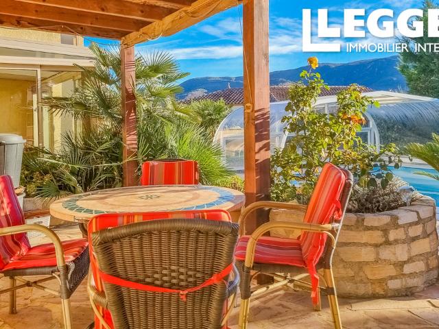 Belle villa avec piscine et jacuzzi, suites indépendantes, véranda, grand garage et grand jardin clôturé
