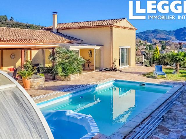 Belle villa avec piscine et jacuzzi, suites indépendantes, véranda, grand garage et grand jardin clôturé